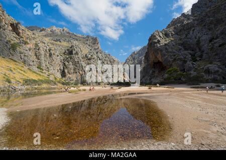 Canyon Torrent de Pareis nelle montagne Tramuntana e Cala de Sa Calobra Bay, Maiorca Foto Stock