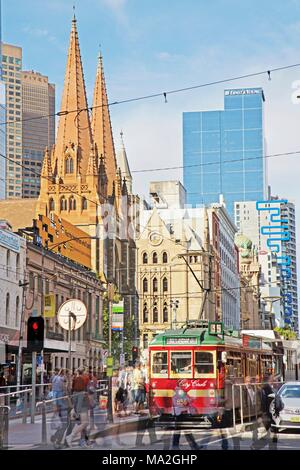 Una fermata del tram e la Cattedrale di St Paul su Flinders Street, Melbourne, Australia Foto Stock