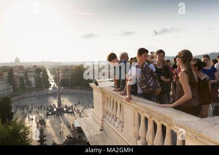 Capitalisti guardando verso il basso sulla Piazza del Popolo, Roma Foto Stock