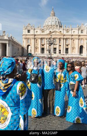Pellegrini dalla Nigeria in un udienza con il Papa in Piazza San Pietro, il Vaticano, Roma Foto Stock