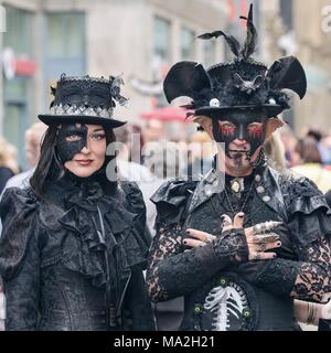 Wave-Gotik-Festival: un stranamente vestito giovane a Leipzig Foto Stock