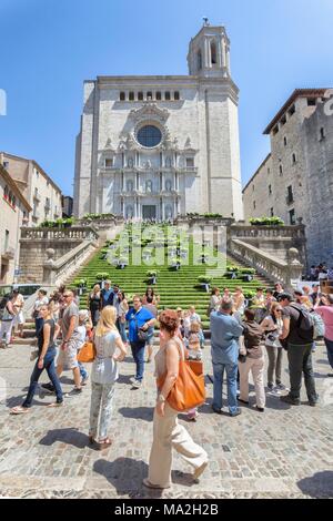 La Cattedrale di St Mary durante il festival dei fiori, Girona, Catalogna, Spagna Foto Stock