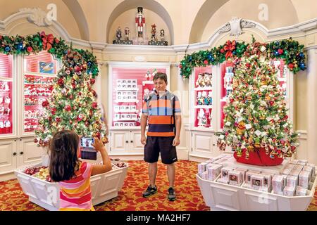 Walt Disney World - un uomo fotografato nel dipartimento di Natale, Florida, Stati Uniti d'America Foto Stock