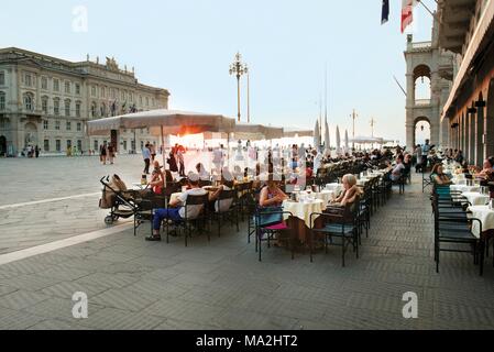 Caffè degli Specchi in Piazza Unita d Italie a Trieste, Italia Foto Stock