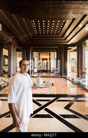 Un cameriere in Hotel Mandarin Oriental, Marrakech, Marocco Foto Stock