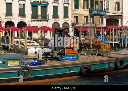 Un pianoforte a coda per essere trasportati su canali di Venezia, Italia Foto Stock