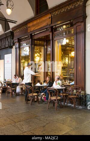 Persone in street cafe 'Caffè Mulassano' sulla piazza Castello, Torino, Italia Foto Stock