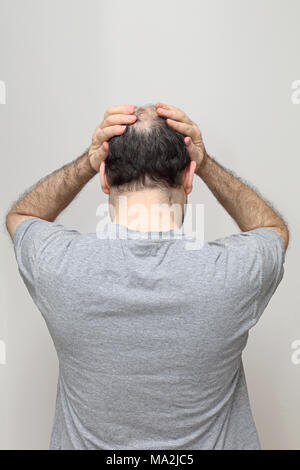 La mezza età uomo tenendo le mani sulla testa dei problemi Foto Stock