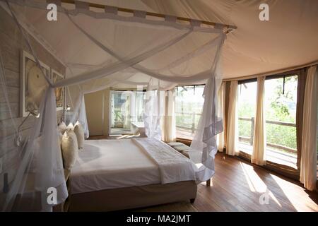 Una camera da letto in un lodge, Africa Foto Stock