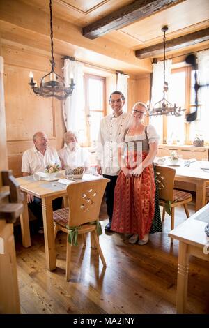 Angela e Josef Stark con i suoi genitori a Gasthaus Stark, Wolkertshofen, Alta Baviera Foto Stock