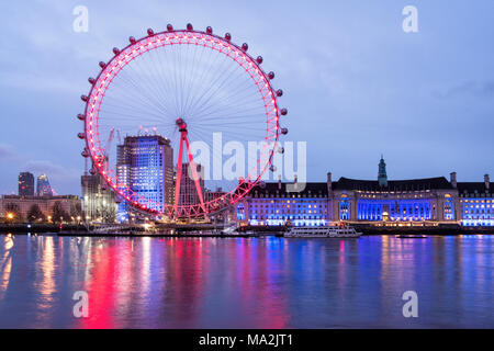 Sunrise al fiume Tamigi, guardando verso la London Eye e County Hall di Londra, Inghilterra Foto Stock