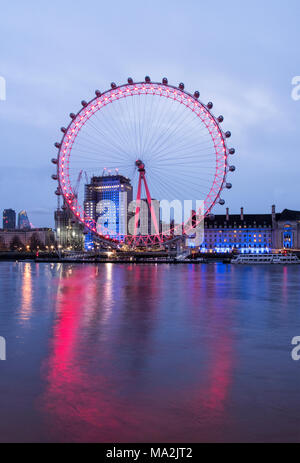 Sunrise al fiume Tamigi, guardando verso la London Eye e County Hall di Londra, Inghilterra Foto Stock