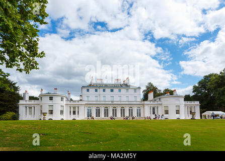 Frogmore House sulla Frogmore station wagon, Windsor, Berkshire, Regno Unito su una soleggiata giornata estiva con cielo blu e bianchi e soffici nuvole Foto Stock