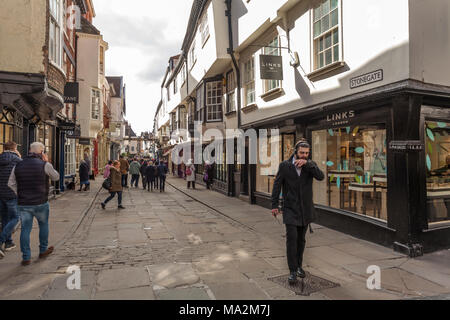 Una scena di strada in Stonegate in York,North Yorkshire, Inghilterra, Regno Unito Foto Stock