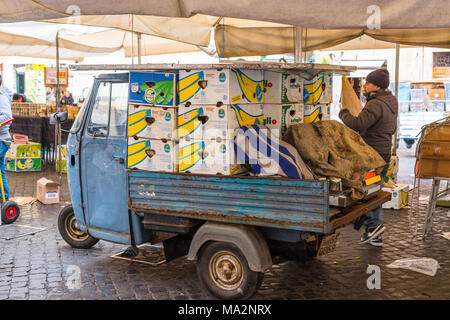 Cancellazione Fino, imballaggio lontano e casse di carico su un Piaggo Ape 3 wheeler van alla fine della giornata, a Campo de' Fiori mercato, Roma, lazio, Italy. Foto Stock