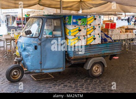 Cancellazione Fino, imballaggio lontano e casse di carico su un Piaggo Ape 3 wheeler van alla fine della giornata, a Campo de' Fiori mercato, Roma, lazio, Italy. Foto Stock