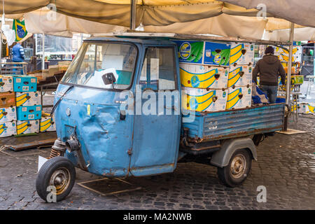 Cancellazione Fino, imballaggio lontano e casse di carico su un Piaggo Ape 3 wheeler van alla fine della giornata, a Campo de' Fiori mercato, Roma, lazio, Italy. Foto Stock