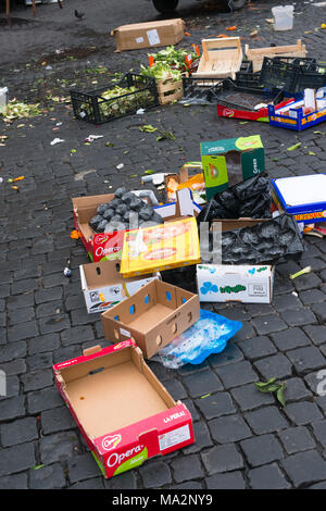 Campo de Fiori street market orario di chiusura. Roma. Lazio. L'Italia. Foto Stock