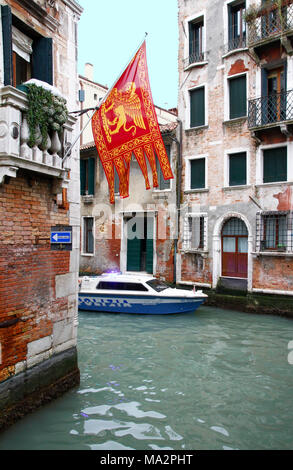 Vista panoramica di Venezia con bandiera veneziana e polizia motoscafo Foto Stock