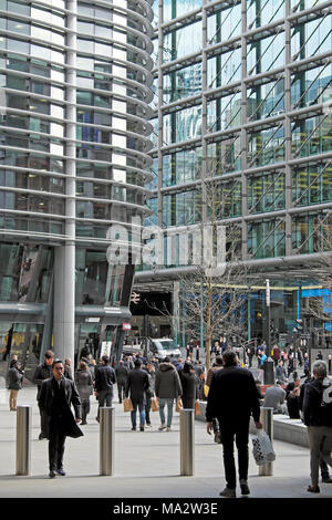 La gente camminare passato Walbrook edificio e Cannon Street Station al di fuori della nuova Bloomberg sede europea nella City di Londra UK KATHY DEWITT Foto Stock