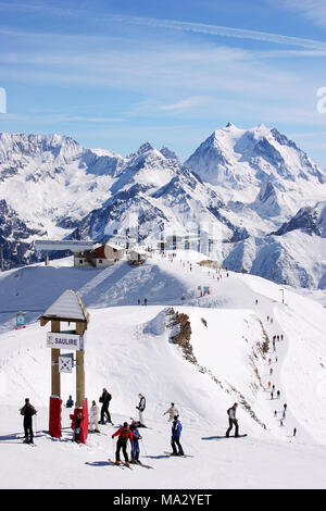 Sommet de la Saulire è una montagna di Savoie Francia. Tra Couechevel e Meribel e parte delle tre valli ski snowboard resort nelle alpi francesi. Foto Stock