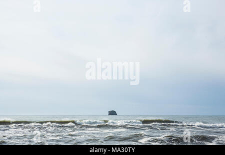 Torta rock off la costa di Washington come visto dalla Spiaggia di Rialto. Foto Stock