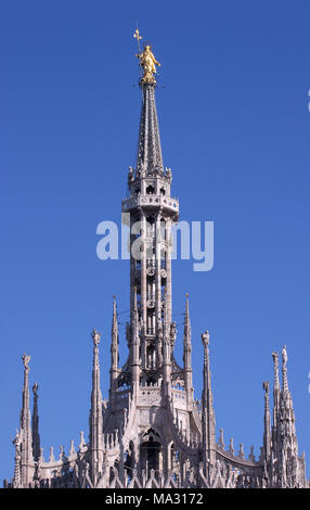 Madonna in cima alla guglia principale e il punto più alto del Duomo di Milano Italia Foto Stock