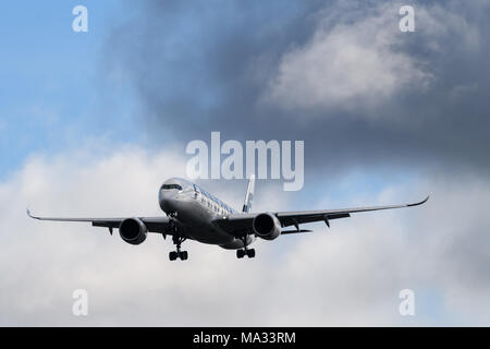 Compagnie aeree Finnair Airbus A350 che arrivano all'aeroporto di Londra Heathrow Foto Stock