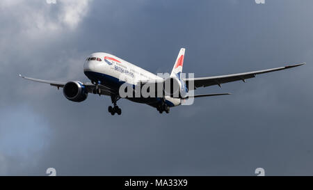British Airways Boeing 787 Dreamliner l'atterraggio all'Aeroporto di Londra Heathrow Foto Stock