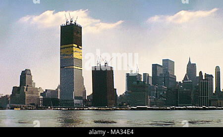 New York vintage immagine su 1970 circa il luogo di costruzione delle torri gemelle in costruzione sul settanta. Skyline di New York dal New Jersey laterale con il World Trade Center e la parte inferiore di Manhattan. Foto Stock