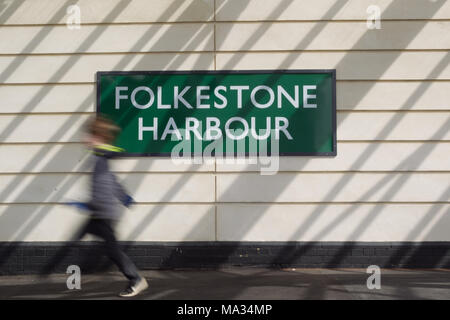 Ragazzo correre per prendere un treno - Folkestone Harbour stazione ferroviaria Foto Stock