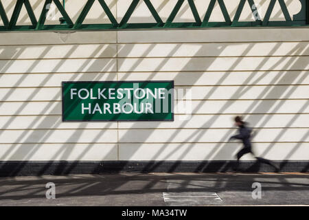 Ragazzo correre per prendere un treno - Folkestone Harbour stazione ferroviaria Foto Stock