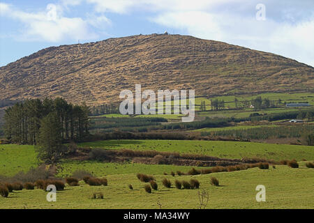 Visualizzare fino al monte gabriel cupole radar dalla strada sottostante. West Cork, Irlanda. Un popolare punto di visualizzazione per i turisti Foto Stock