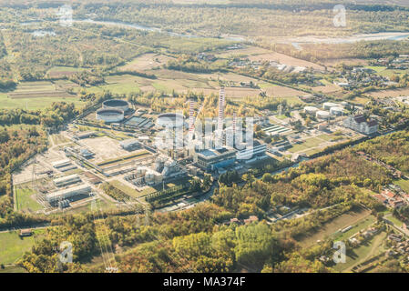 Vista aerea della stazione di potenza in Italia. La fabbrica in zona industriale. Foto Stock