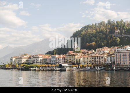 Bellagio Skyline Italia. Il lago di Como. Mattina. Cielo nuvoloso. Foto Stock