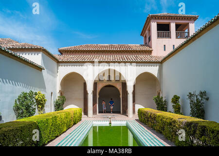 La gente visita il palazzo courtyard Patio de la alberca all'interno della Alcazaba di Malaga Andalusia Spagna. Foto Stock