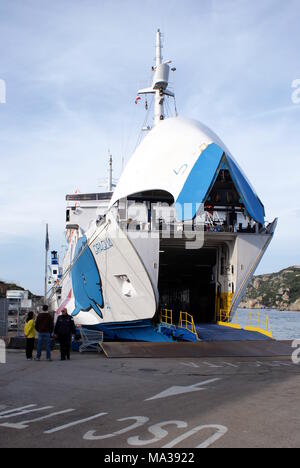 Moby auto e per i passeggeri dei traghetti nel porto di attracco a Santa Teresa di Gallura, Sardegna, Italia Foto Stock