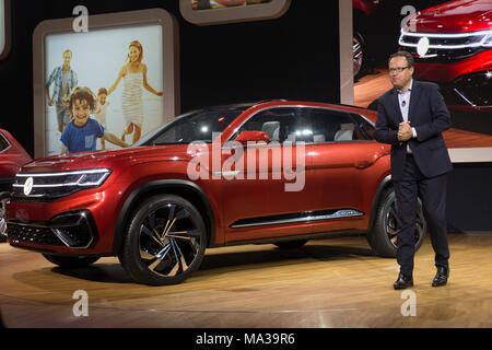 New York, Stati Uniti. 28 Mar, 2018. Hinrich Woebcken CEO Volkswagen America del Nord parla a Volkswagen SUV Atlas presentazione al 2018 New York International Auto Show a Jacob Javits Center Credito: Lev Radin/Pacific Press/Alamy Live News Foto Stock