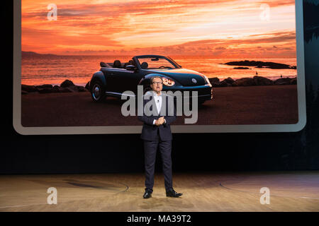 New York, Stati Uniti. 28 Mar, 2018. Hinrich Woebcken CEO Volkswagen America del Nord parla a Volkswagen SUV Atlas presentazione al 2018 New York International Auto Show a Jacob Javits Center Credito: Lev Radin/Pacific Press/Alamy Live News Foto Stock