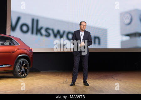 New York, Stati Uniti. 28 Mar, 2018. Hinrich Woebcken CEO Volkswagen America del Nord parla a Volkswagen SUV Atlas presentazione al 2018 New York International Auto Show a Jacob Javits Center Credito: Lev Radin/Pacific Press/Alamy Live News Foto Stock