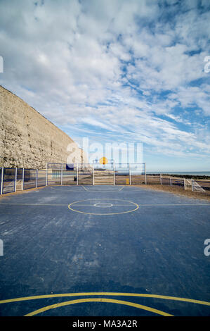 Connor's Court, multi-sport area di gioco costruito sul lungomare Rottindean vicino a Brighton in memoria di Connor Saunders che hanno amato il calcio. Foto Stock