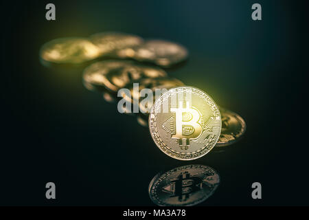 Virtual cryptocurrency concetto. Bitcoin moneta in oro su sfondo sfocato Foto Stock