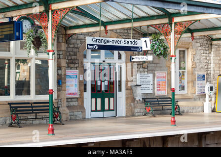 Grange-over-Sands stazione ferroviaria piattaforma, Cumbria, England, Regno Unito Foto Stock