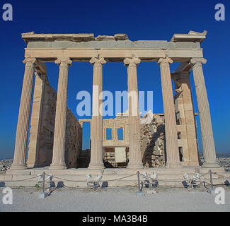 Retro dell'Eretteo tempio con colonne ioniche in Acropoli di Atene, Grecia Foto Stock