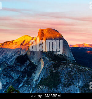 Il parco nazionale di Yosemite, mezza cupola al tramonto dal punto ghiacciaio. California Foto Stock