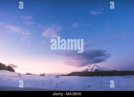 Passo Lavazè Pass, Provincia di Trento, Trentino Alto Adige, Italia. Sunrise a Passo Lavazè Pass, sullo sfondo il Corno Bianco montagna. Foto Stock