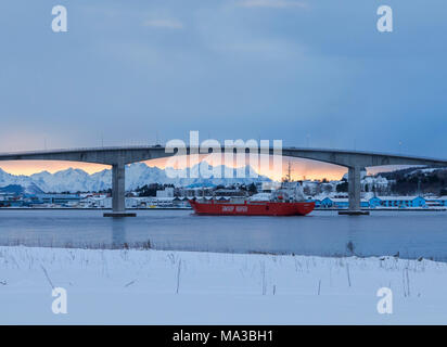 La pesca a strascico,cross sotto Sortland Bridge nel Hadselfjorden tra Sortland e Stokmarknes Langoeya isola, Isola Vesteralen, Nordland county, Norvegia Foto Stock