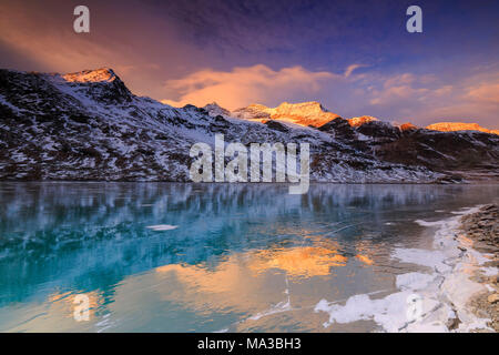 Sunrise sulla congelati Lago Bianco(lago bianco), del Bernina, Engadina, Grigioni, Svizzera. Foto Stock