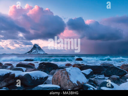 Tempesta al tramonto dalla spiaggia bianca di Bleiksstranda con l'isola Bleiksoya in background Bleik Andøya Vesteralen distretto della contea di Nordland in Norvegia Europa Foto Stock