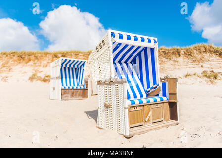 Hörnum, isola di Sylt, Frisia settentrionale, Schleswig-Holstein, Germania. Strandkorbs sulla spiaggia. Foto Stock